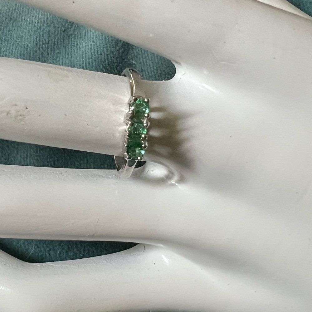 Very pretty Emerald 14kt white gold ring